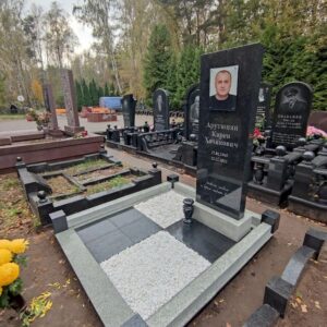 Мужской памятник